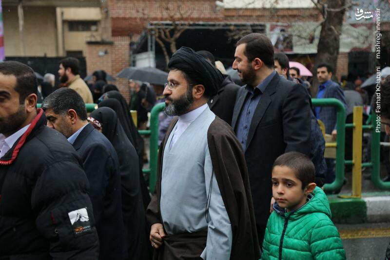 عکس/ فرزند و نوه رهبر انقلاب در راهپیمایی ۲۲ بهمن