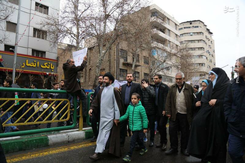 عکس/ فرزند و نوه رهبر انقلاب در راهپیمایی ۲۲ بهمن