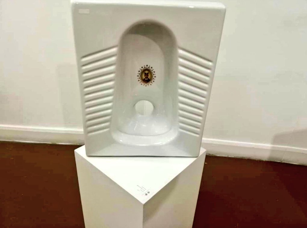 اثر هنری«سنگ توالت ۵۰ میلیونی» +عکس