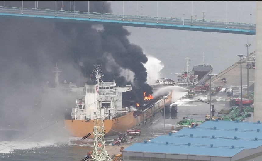 آتش گرفتن دو نفتکش در بندر اولسان کره جنوبی