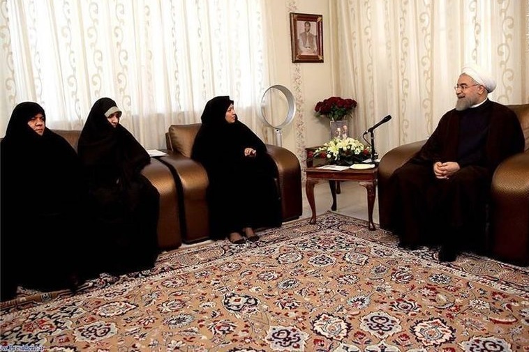 عکس/ پنکه‌ای که از روحانی جدا نمی‌شود