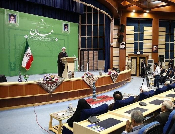عکس/ پنکه‌ای که از روحانی جدا نمی‌شود