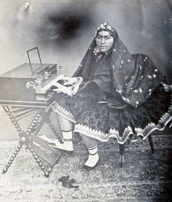 عکس/ ملکه ایران در حال نواختن ارگ